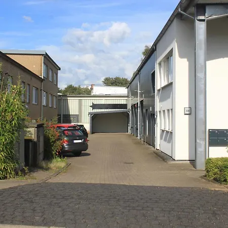 R B Apartment: Airport-Adjacent Hamburg Haven for Families and Professionals Exterior photo