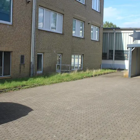 R B Apartment: Airport-Adjacent Hamburg Haven for Families and Professionals Exterior photo