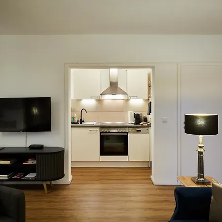 R B Apartment: Airport-Adjacent Hamburg Haven for Families and Professionals Exterior photo