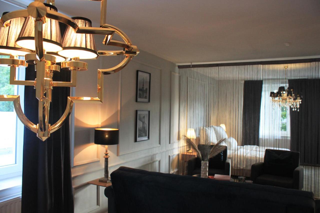 R B Apartment: Airport-adjacent Haven For Families And Professionals Apartment