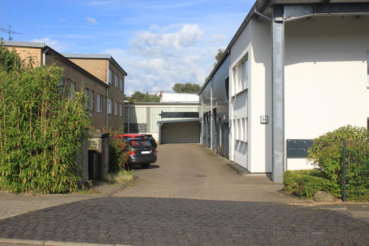 R B Apartment: Airport-adjacent Haven For Families And Professionals Apartment Hamburg