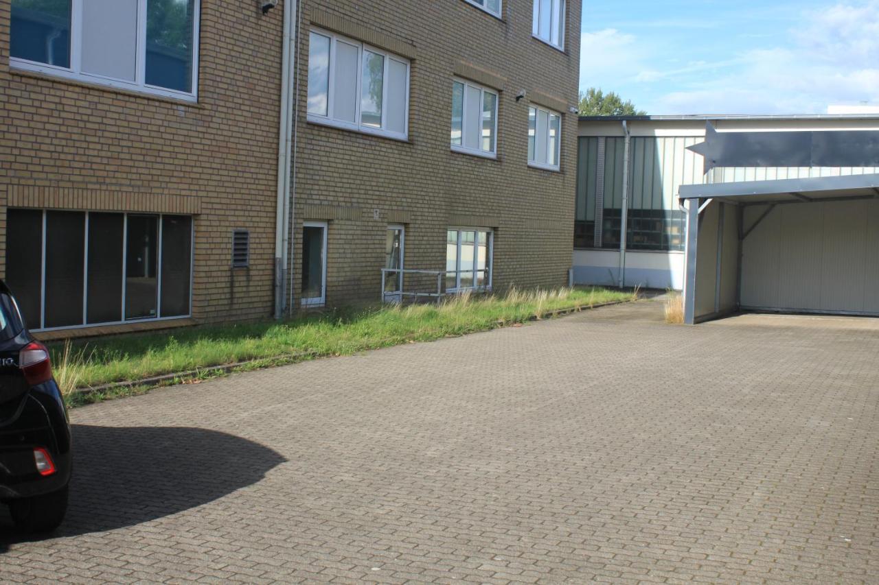 R B Apartment: Airport-adjacent Haven For Families And Professionals Apartment Hamburg
