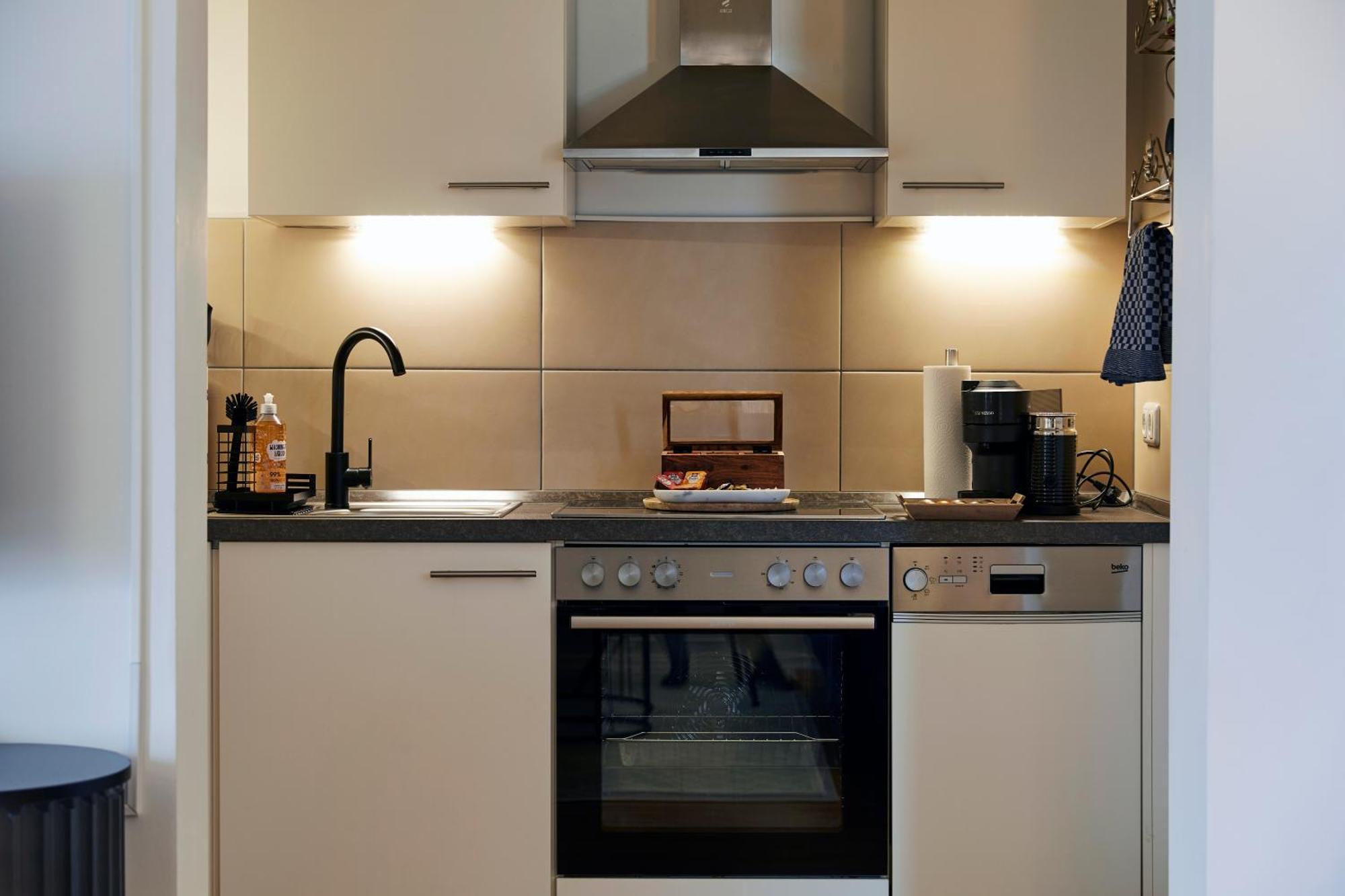 R B Apartment: Airport-adjacent Haven For Families And Professionals *