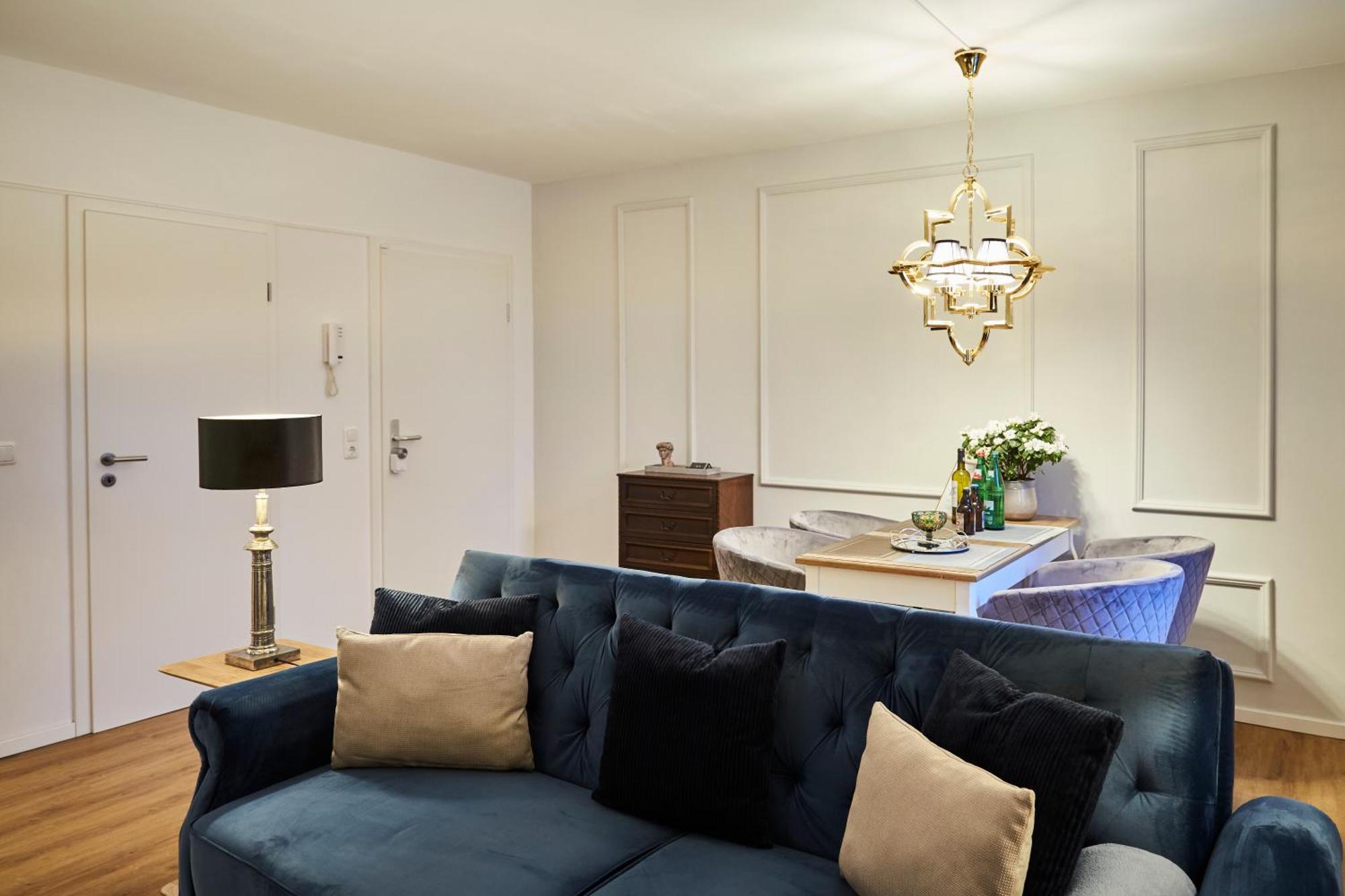 R B Apartment: Airport-adjacent Haven For Families And Professionals Apartment *