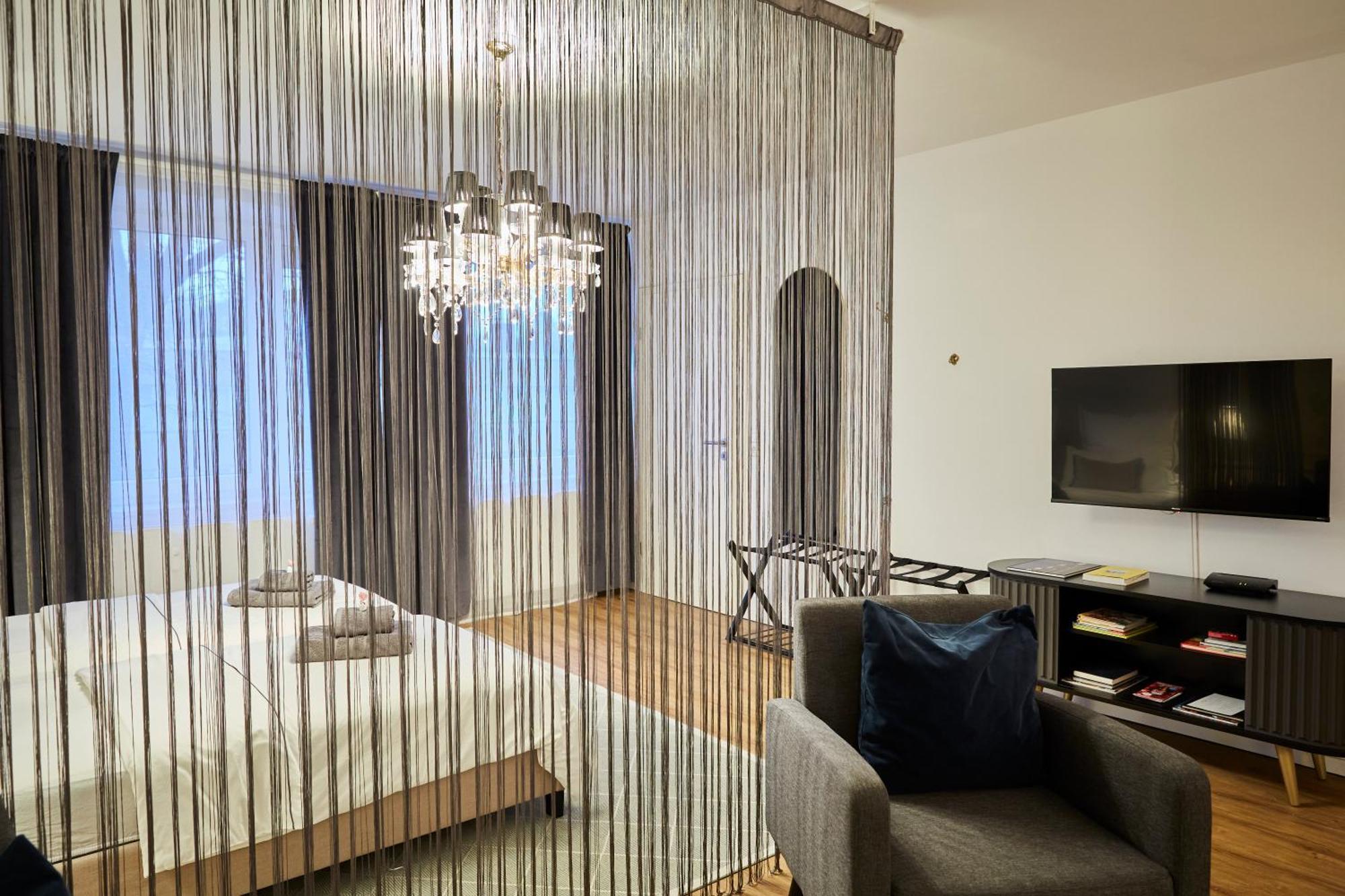 R B Apartment: Airport-adjacent Haven For Families And Professionals * Hamburg