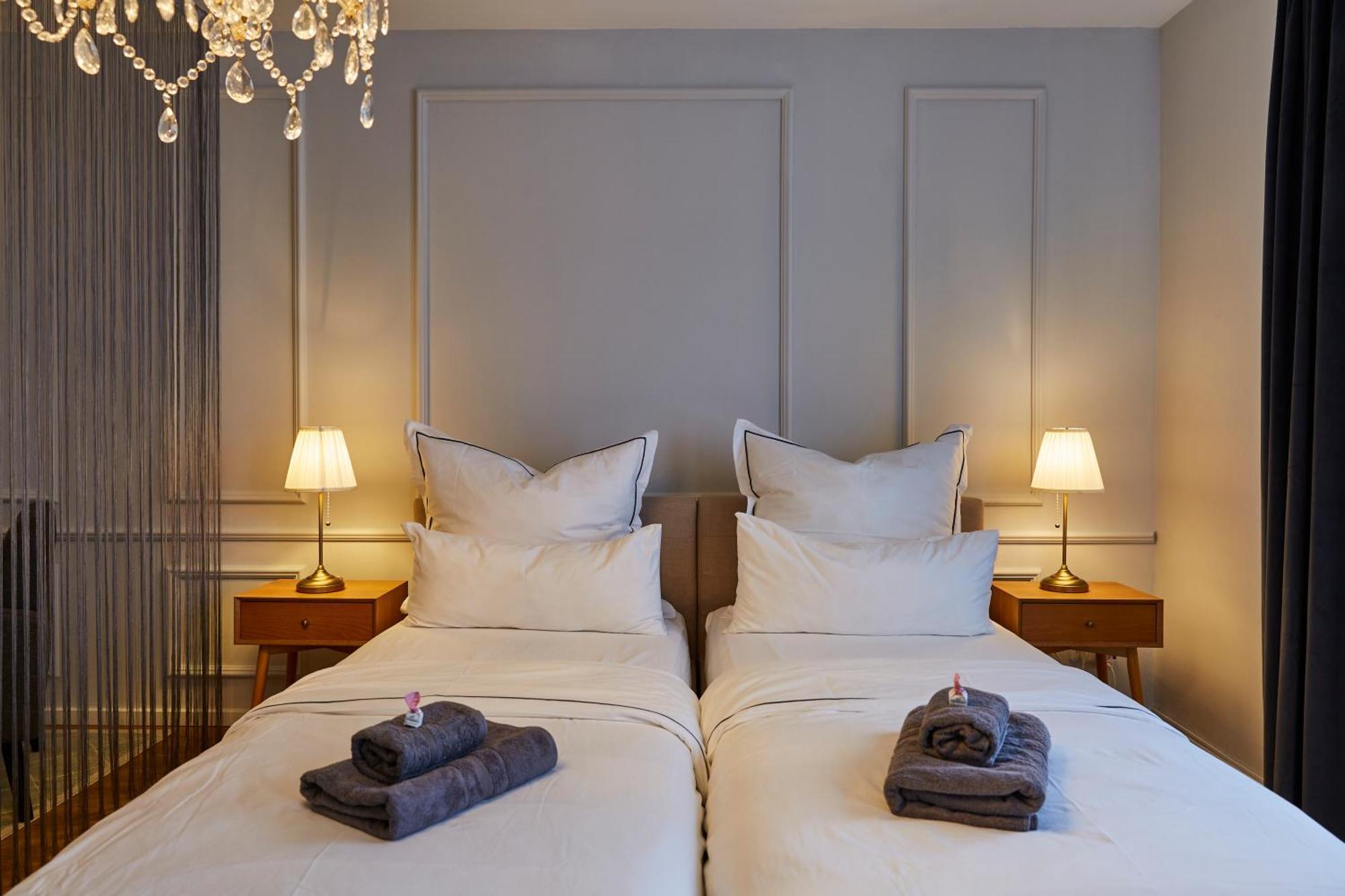 R B Apartment: Airport-adjacent Haven For Families And Professionals Apartment