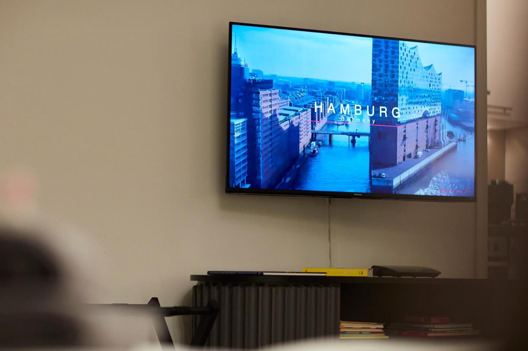 Apartment R B Apartment: Airport-adjacent Haven For Families And Professionals
