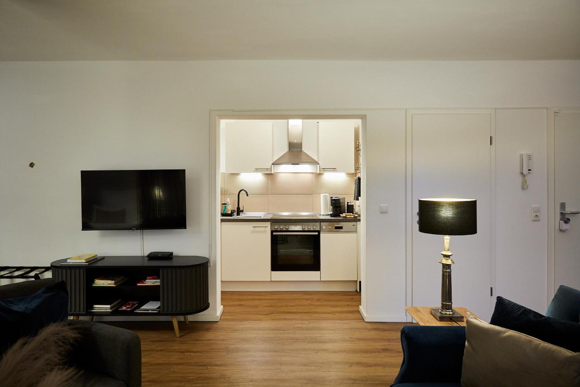 Apartment R B Apartment: Airport-adjacent Haven For Families And Professionals *